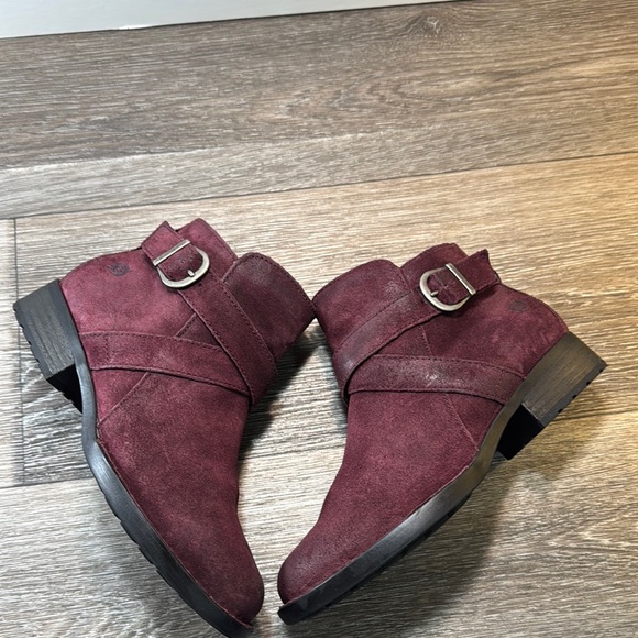 Born Shoes - Born Women's Burgundy Suede/ leather Ankle Boots size 7.5 (b99)